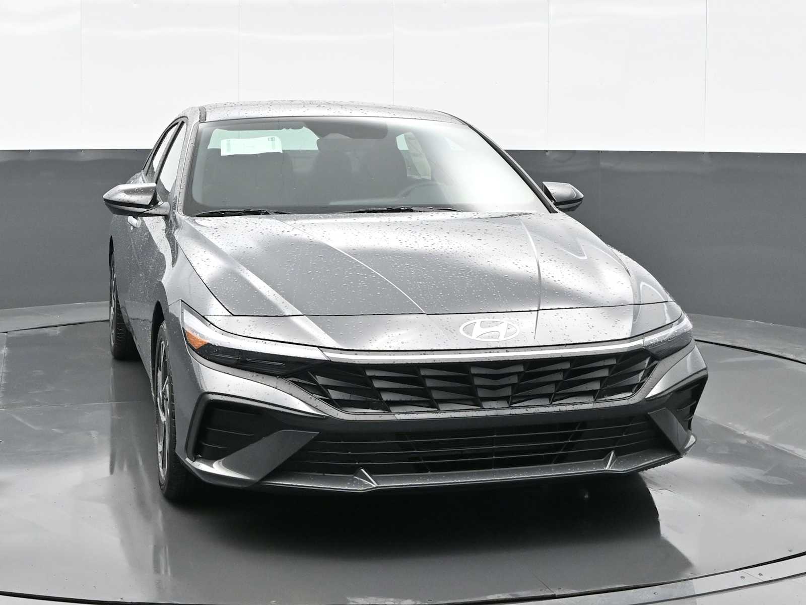 2025 Hyundai Elantra SEL Sport photo 2