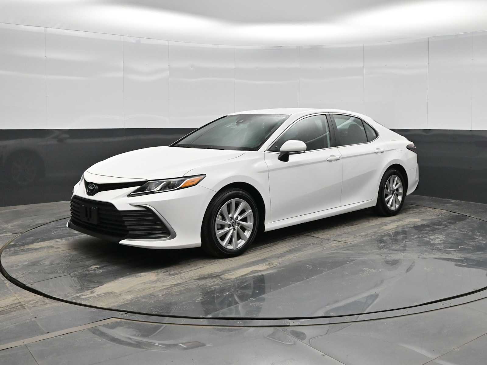 2024 Toyota Camry LE's photo