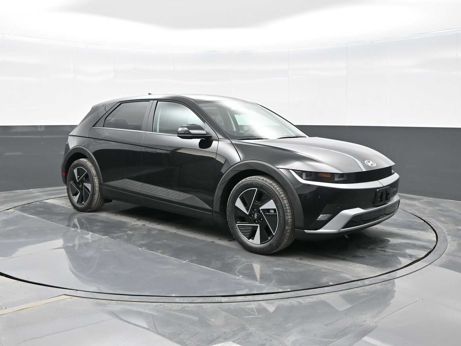 2025 Hyundai IONIQ 5 SE's photo