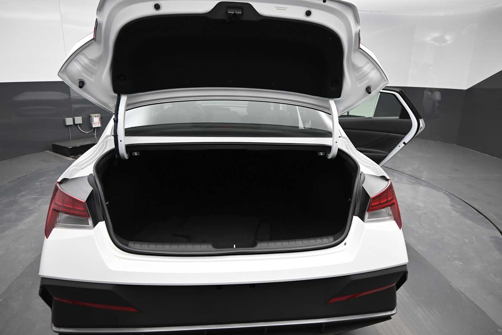 2025 Hyundai Elantra Blue - Photo 14