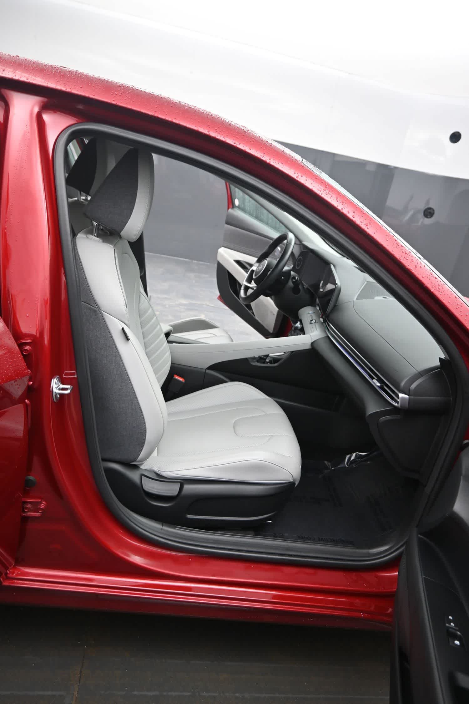 2025 Hyundai Elantra Limited - Photo 15