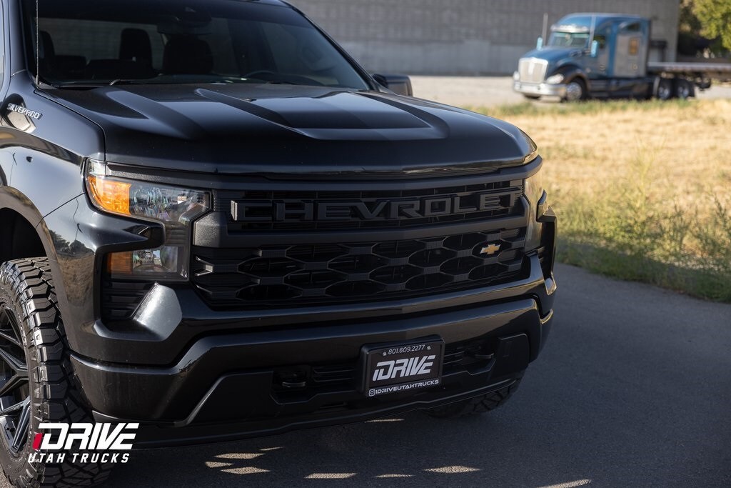 2022 Chevrolet Silverado 1500 Custom photo 2
