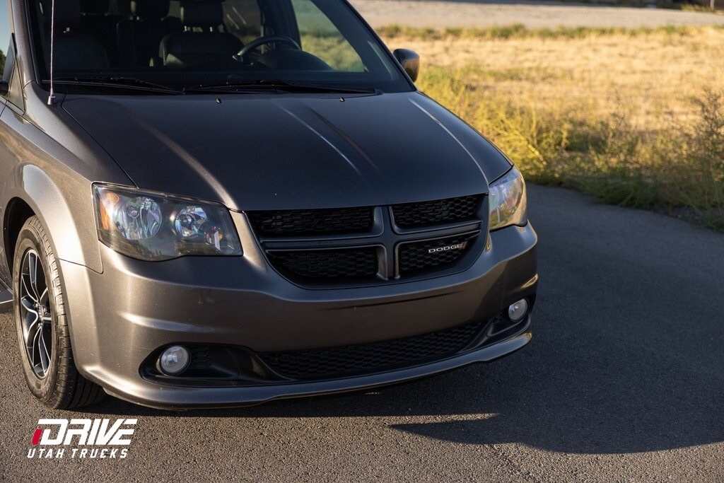 2016 Dodge Grand Caravan R/T photo 3