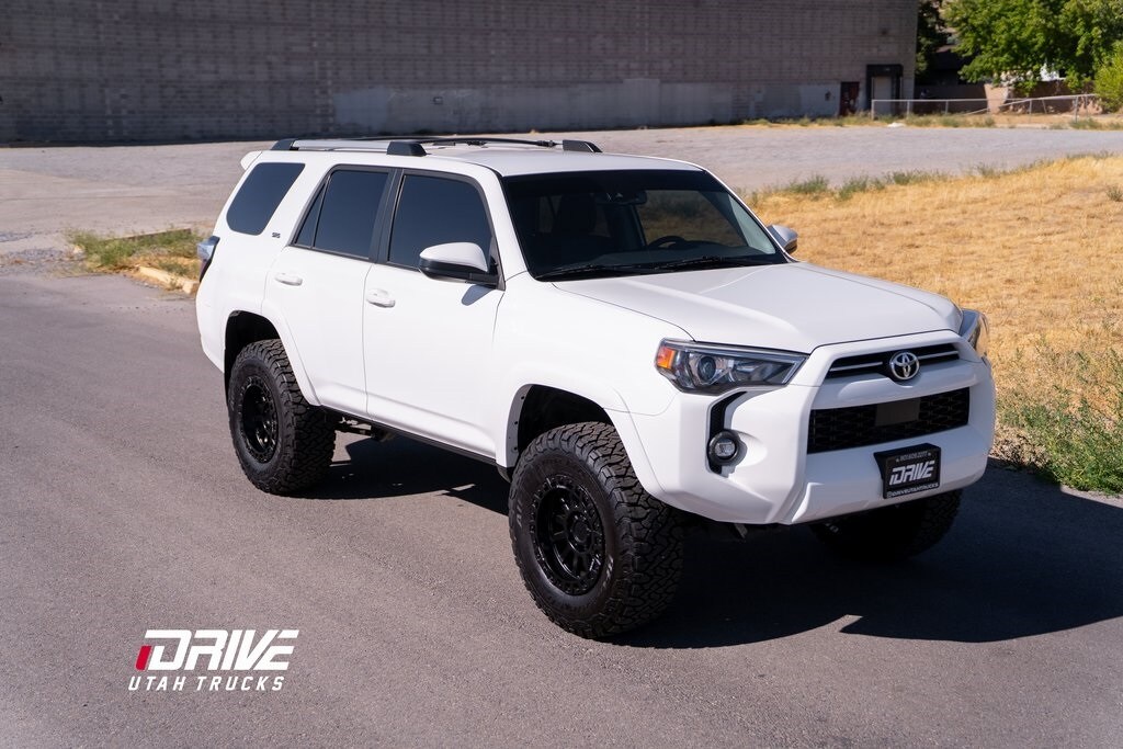 2022 Toyota 4Runner SR5 photo 2