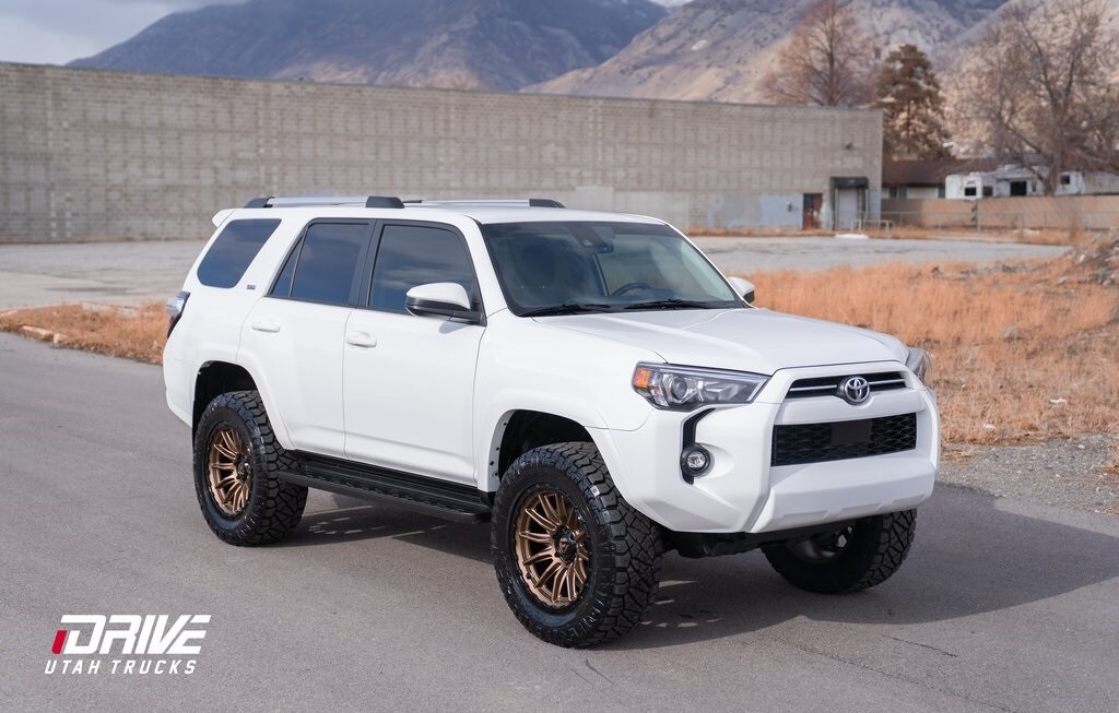 2022 Toyota 4Runner SR5 photo 2