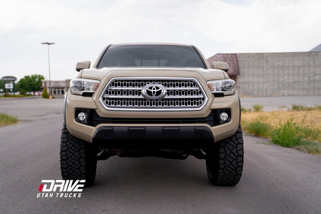 2016 Toyota Tacoma TRD photo 4