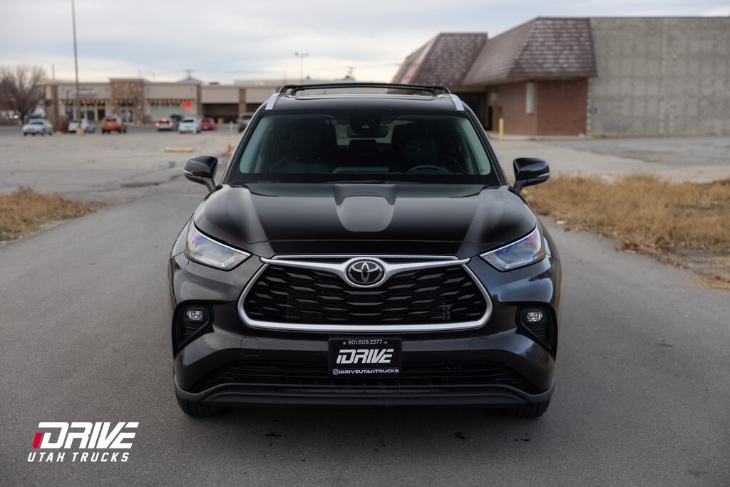 2021 Toyota Highlander XLE photo 2