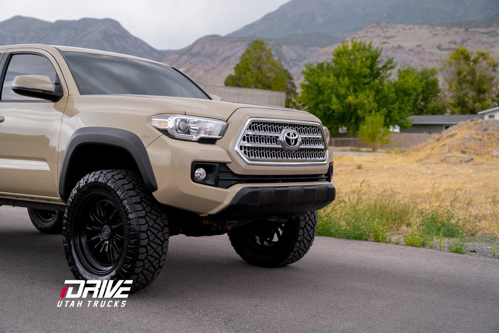 2016 Toyota Tacoma TRD photo 3