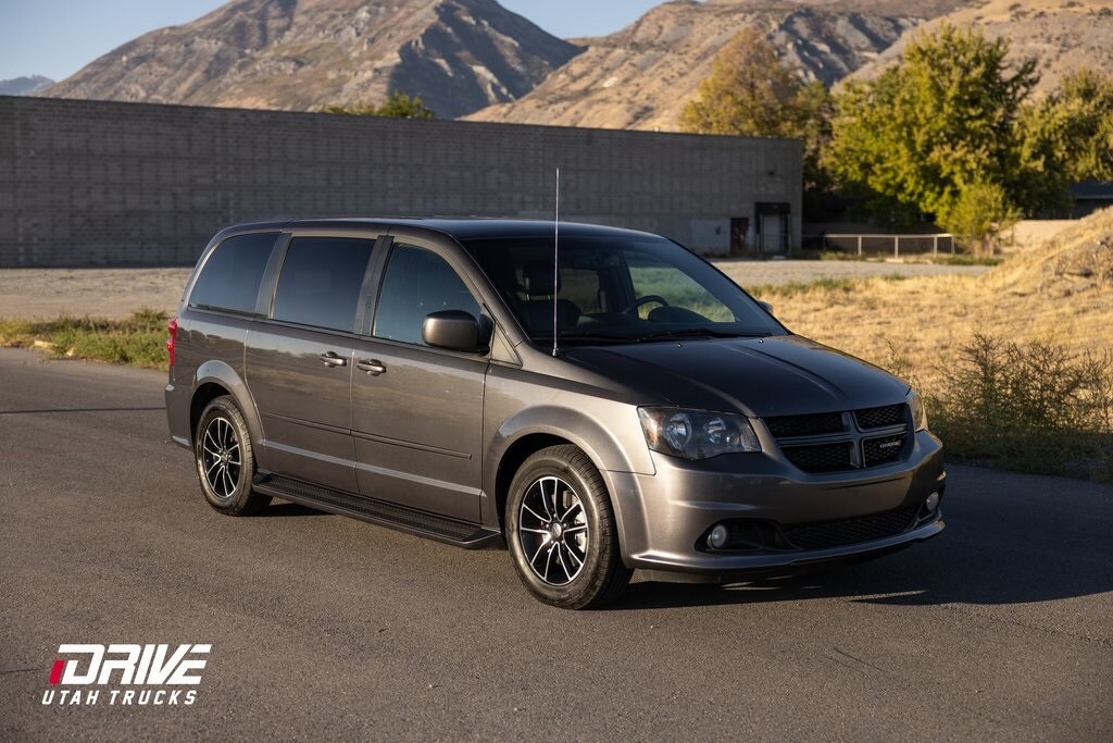 2016 Dodge Grand Caravan R/T photo 2