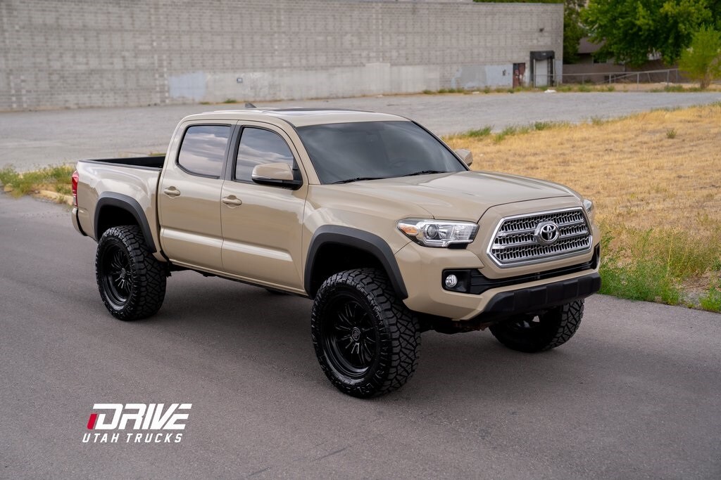 2016 Toyota Tacoma TRD photo 2