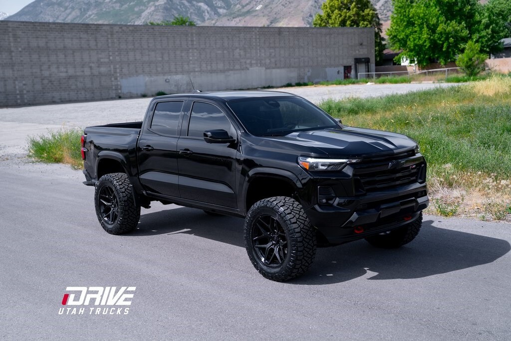 2024 Chevrolet Colorado Z71 photo 2