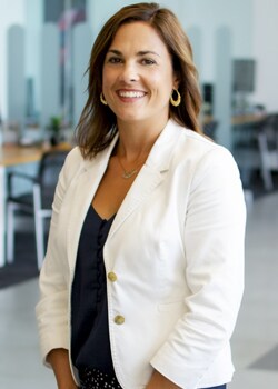 Staff member Lisa DiVincenzo from ID_71e3f0294979
