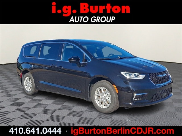 2026 Chrysler Pacifica Select's photo