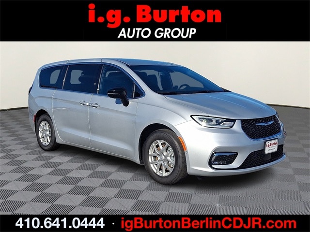 2026 Chrysler Pacifica Select's photo