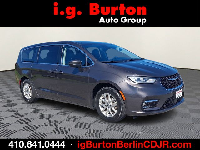 2023 Chrysler Pacifica Touring L's photo