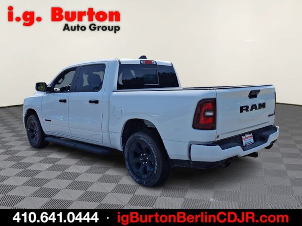 New 2026 Ram 1500 EXPRESS CREW CAB 4X4 5'7 BOX Pickup