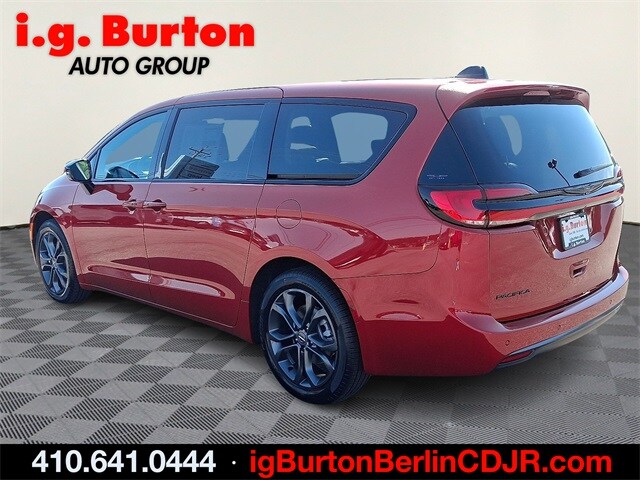 2026 Chrysler Pacifica photo 3