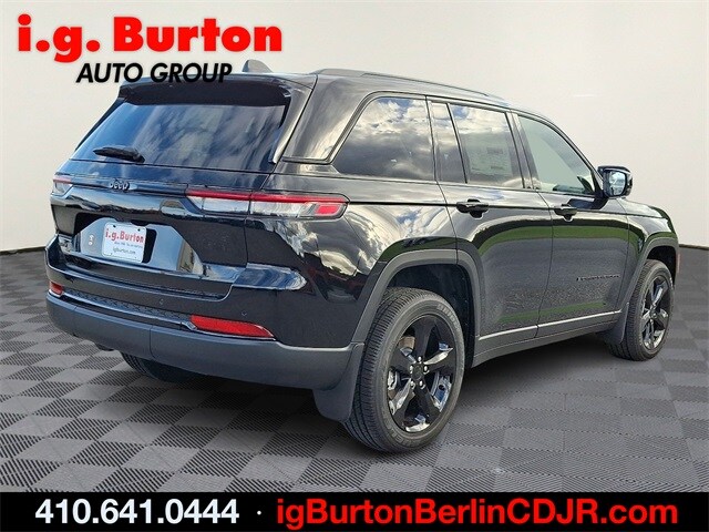 2025 Jeep Grand Cherokee Altitude photo 3