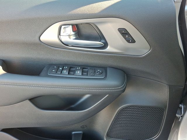 2026 Chrysler Pacifica Select - Photo 9