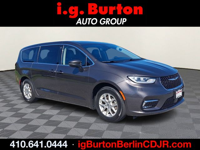 2023 Chrysler Pacifica Touring L's photo