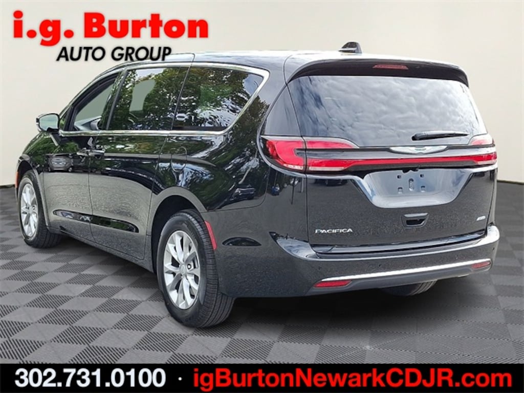 New 2026 Chrysler Pacifica SELECT AWD Passenger Van