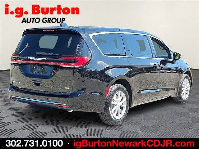 2026 Chrysler Pacifica photo 4
