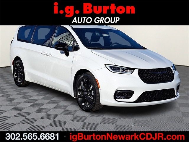 2026 Chrysler Pacifica Limited's photo