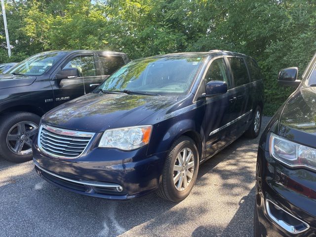 2013 Chrysler Town & Country Touring's photo