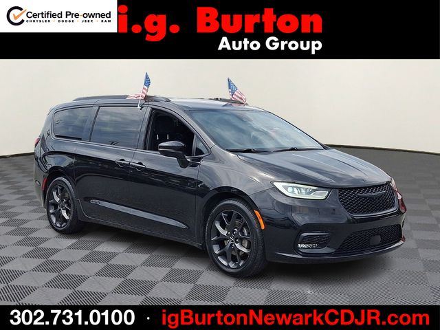 2021 Chrysler Pacifica Touring's photo