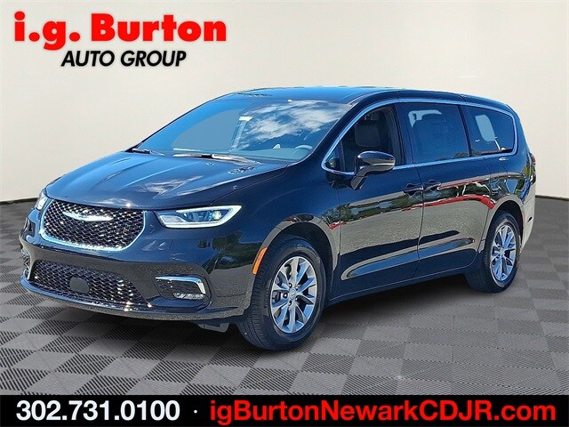 2026 Chrysler Pacifica photo 2