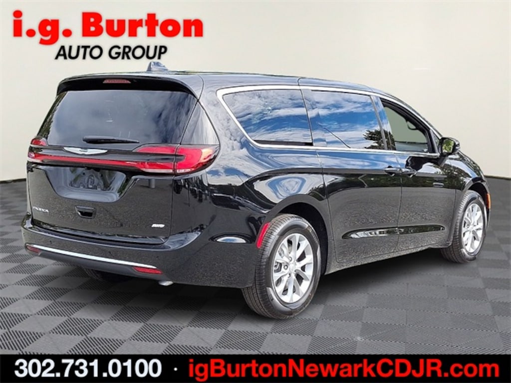 New 2026 Chrysler Pacifica SELECT AWD Passenger Van