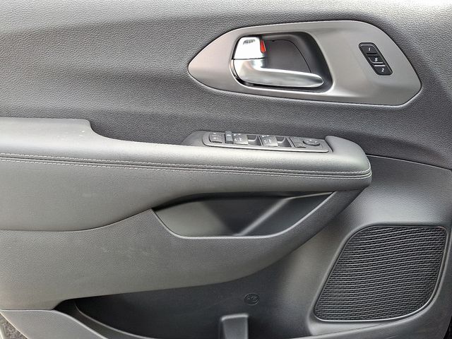 2026 Chrysler Pacifica Select - Photo 8