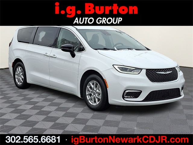 2024 Chrysler Pacifica Touring L's photo