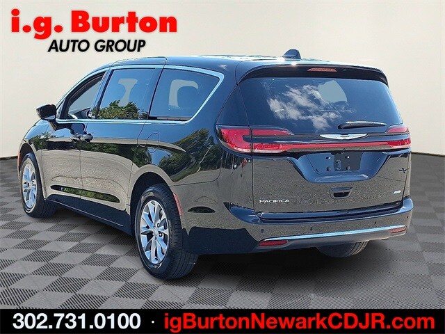 2026 Chrysler Pacifica photo 3