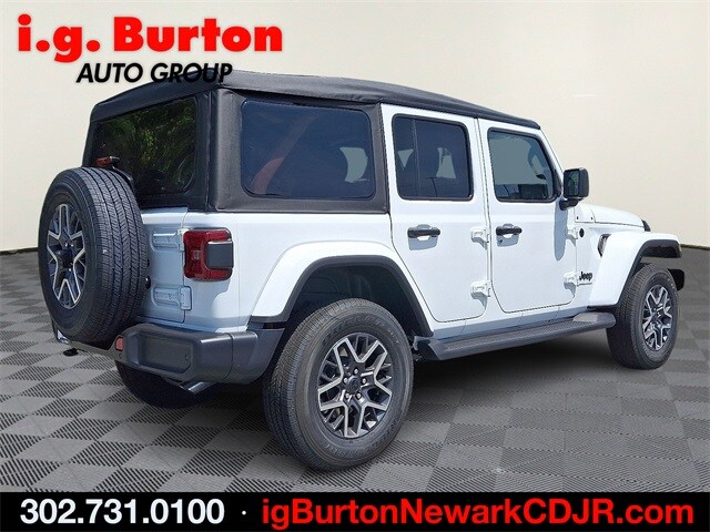 2025 Jeep Wrangler Sahara photo 4