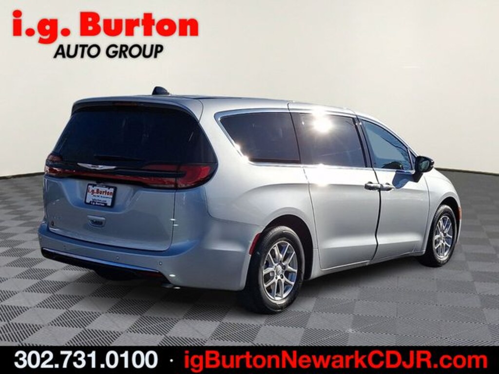 New 2026 Chrysler Pacifica SELECT Passenger Van