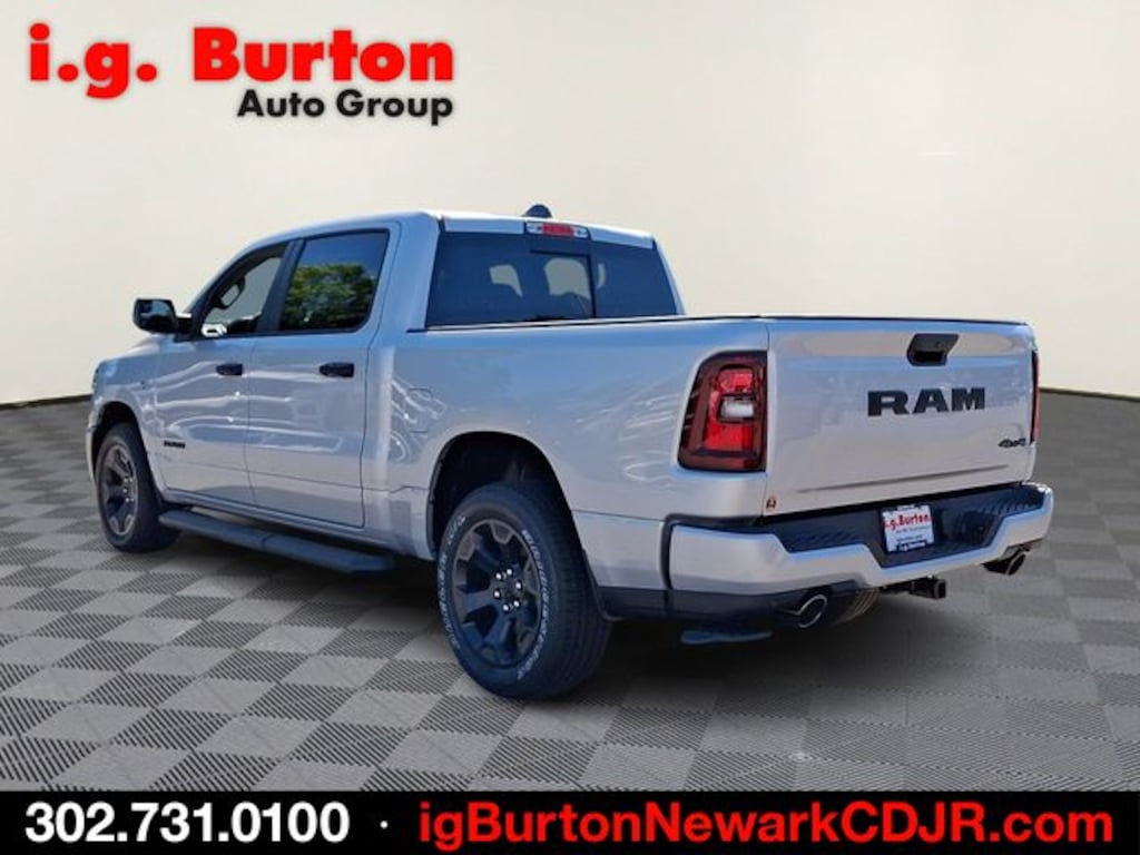 New 2026 Ram 1500 EXPRESS CREW CAB 4X4 5'7 BOX Pickup