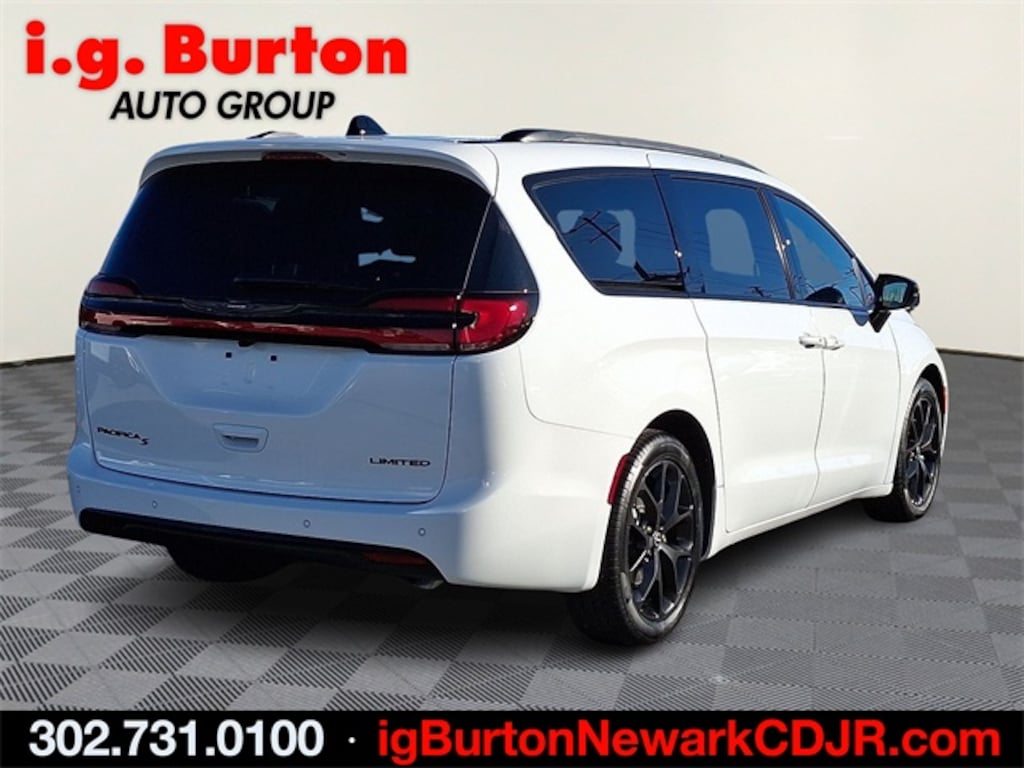 New 2026 Chrysler Pacifica LIMITED Passenger Van