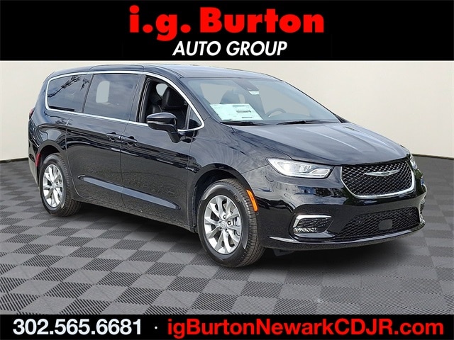 2026 Chrysler Pacifica Select's photo