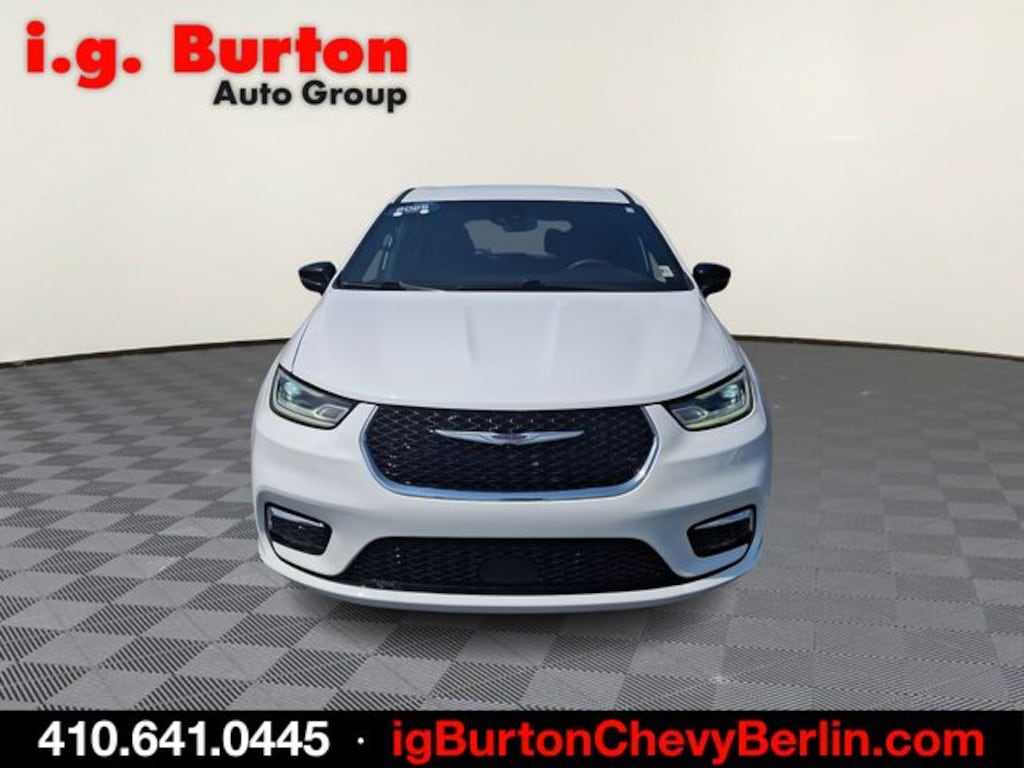 Used 2025 Chrysler Pacifica Select Minivan/Van