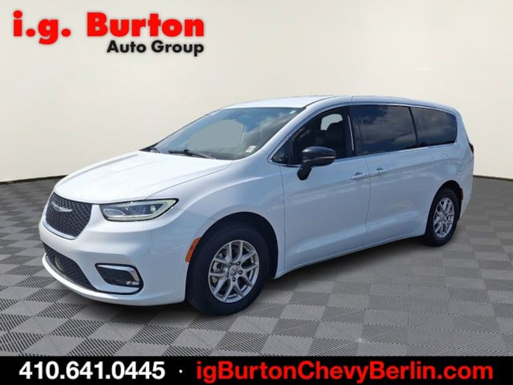Used 2025 Chrysler Pacifica Select Minivan/Van