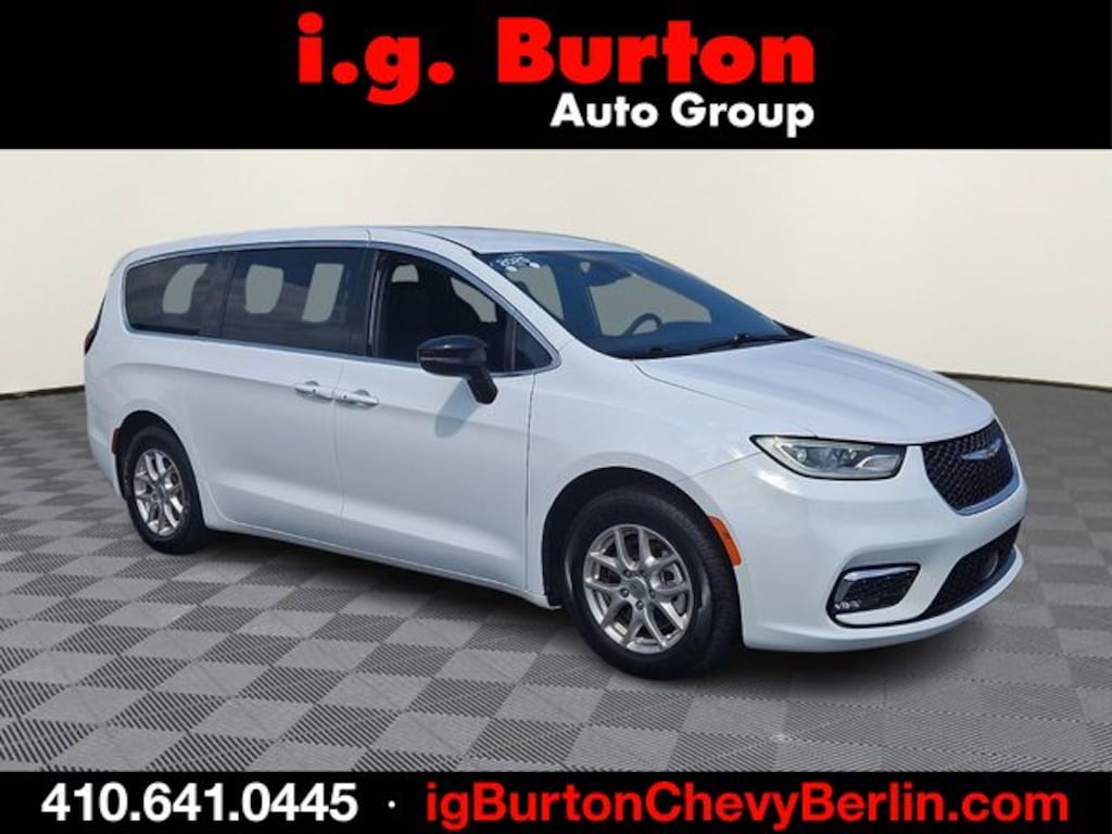 Used 2025 Chrysler Pacifica Select Minivan/Van