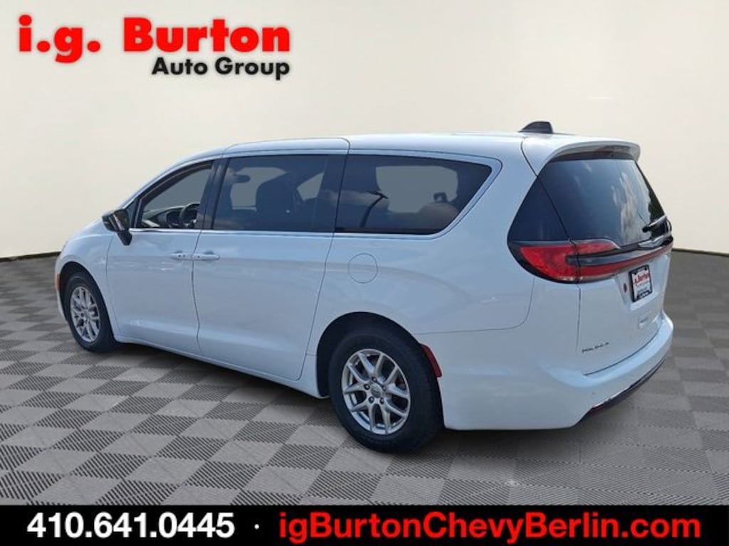 Used 2025 Chrysler Pacifica Select Minivan/Van