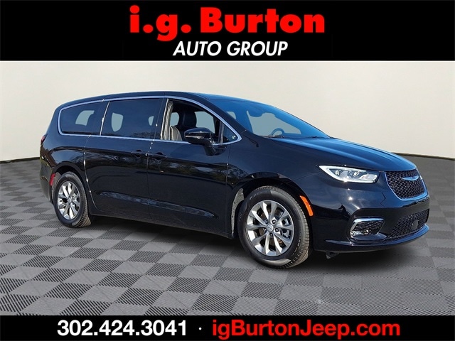 2026 Chrysler Pacifica Limited's photo