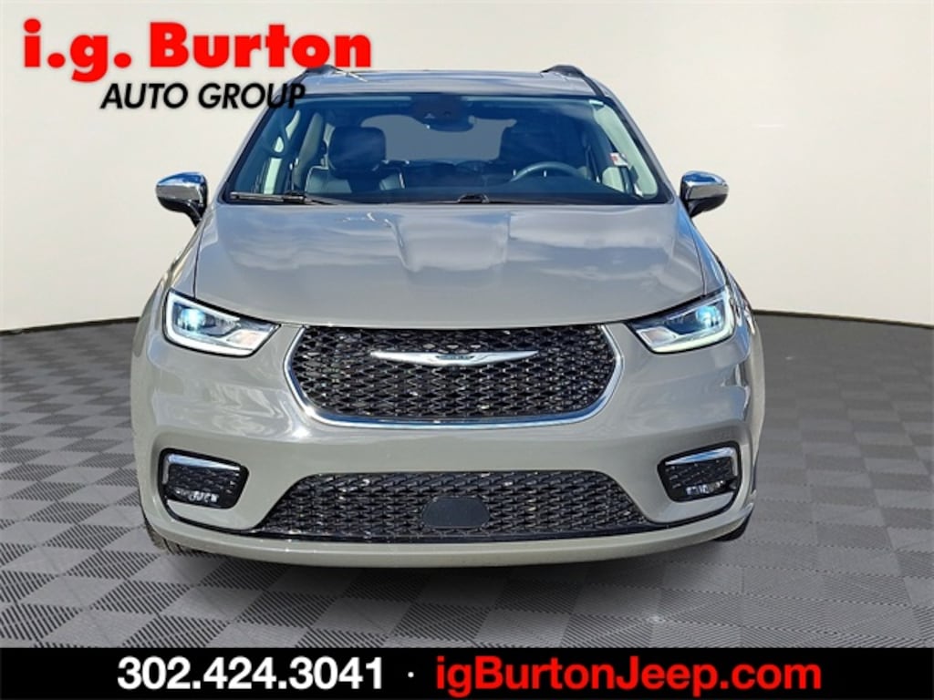 Used 2023 Chrysler Pacifica Limited Minivan/Van