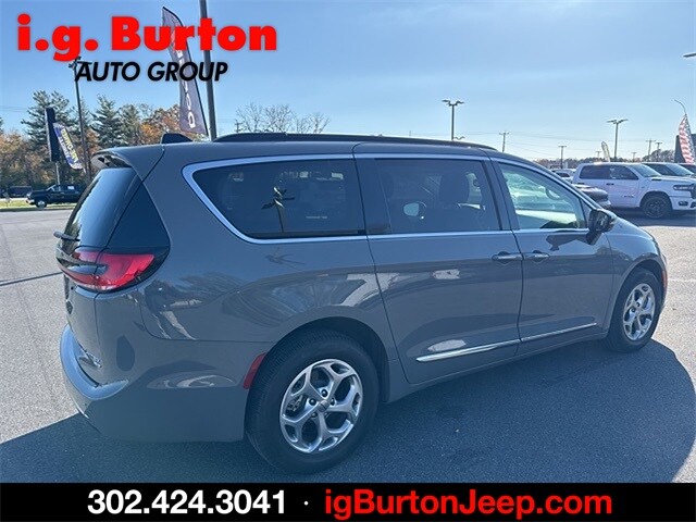 2023 Chrysler Pacifica Limited photo 2