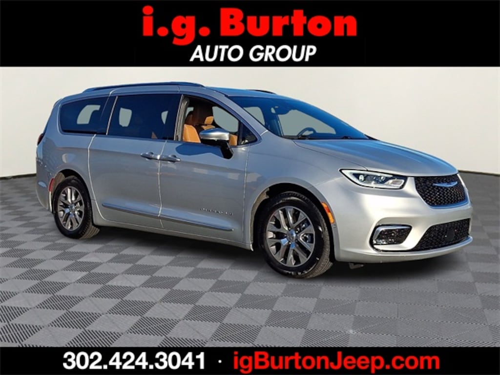 Used 2023 Chrysler Pacifica Hybrid Pinnacle Minivan/Van