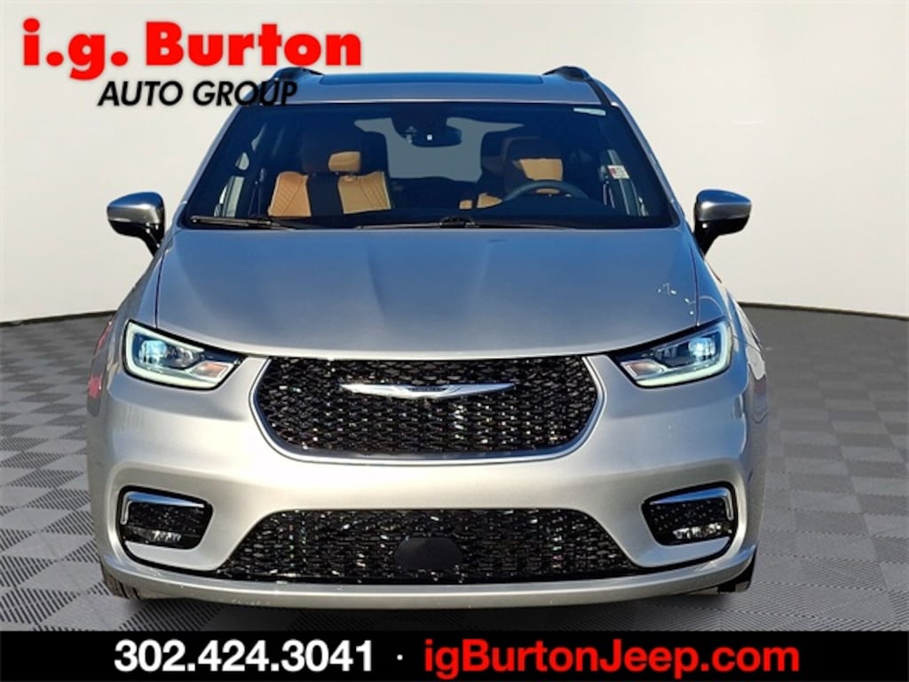 Used 2023 Chrysler Pacifica Hybrid Pinnacle Minivan/Van