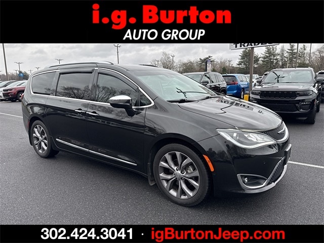 2019 Chrysler Pacifica Limited's photo