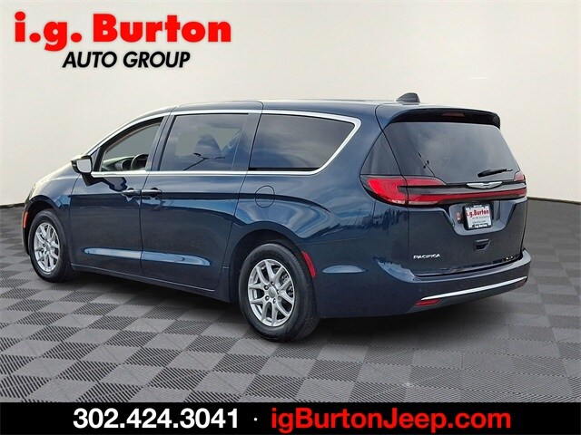 2024 Chrysler Pacifica Touring L photo 2